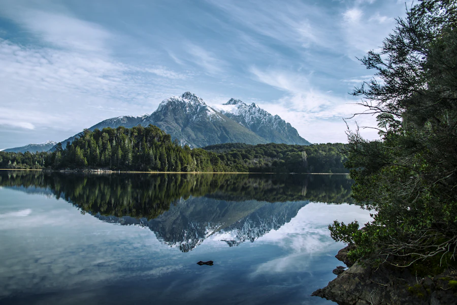 Lago refletindo as montanhas em Bariloche