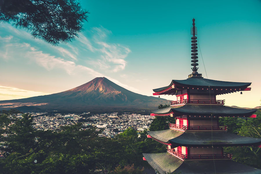Pagode vermelho com o Monte Fuji ao fundo, no Japão