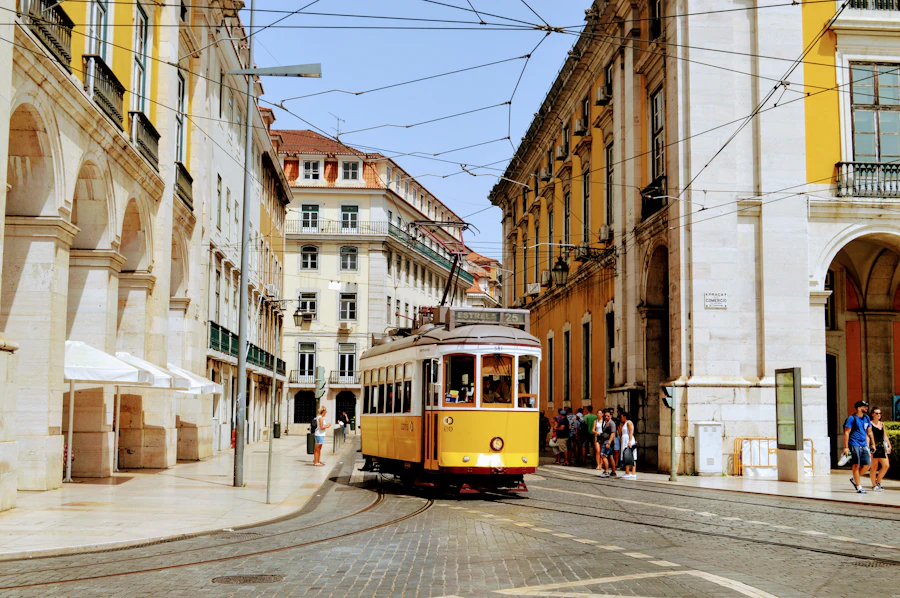 Bondinho amarelo passando pelas ruas de Lisboa