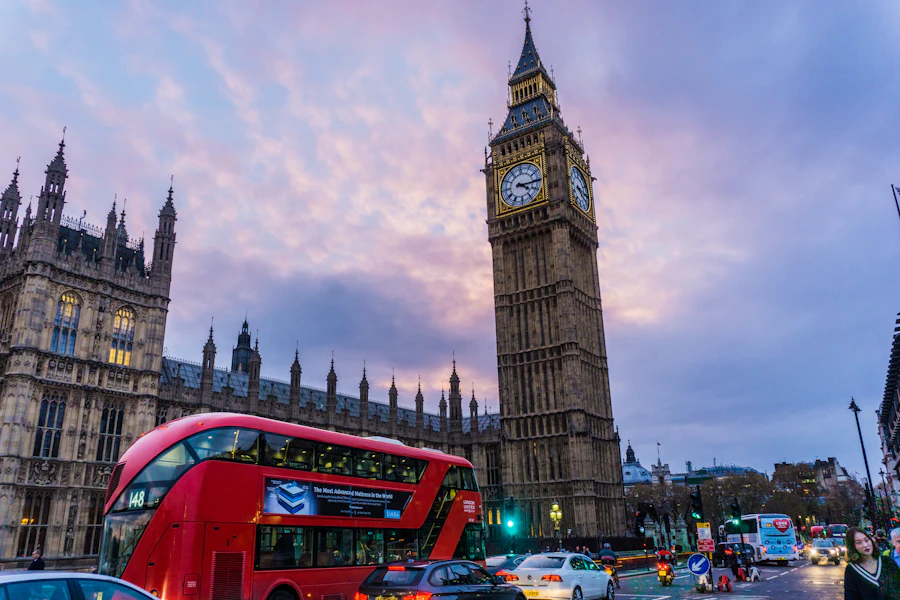 Big Ben e ônibus vermelho de dois andares em Londres