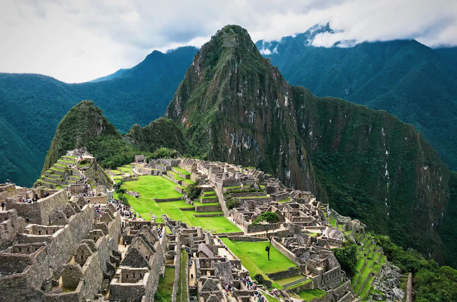 Ruínas de Machu Picchu entre as montanhas do Peru