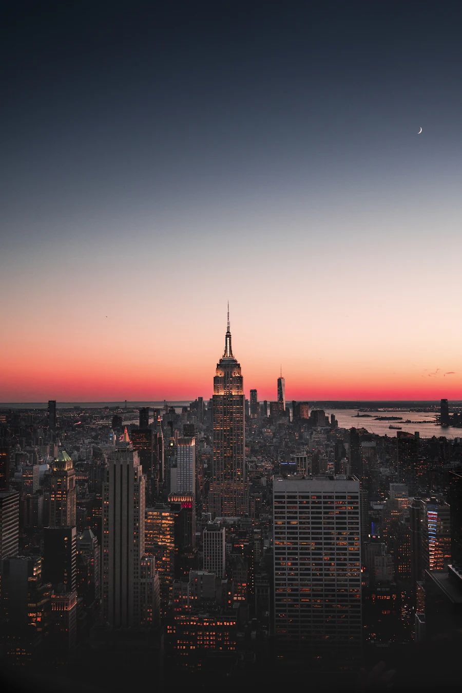 Empire State Building e o horizonte de Nova York ao entardecer