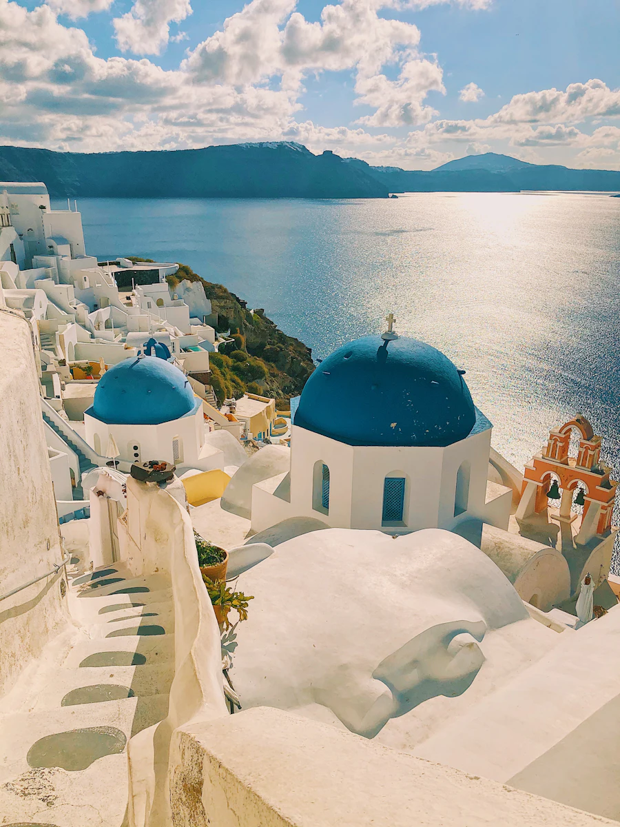 Casas brancas e cúpula azul à beira do mar em Santorini